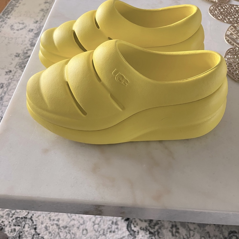 Ugg Sport Yeah clog. Women’s size 8. Yellow.